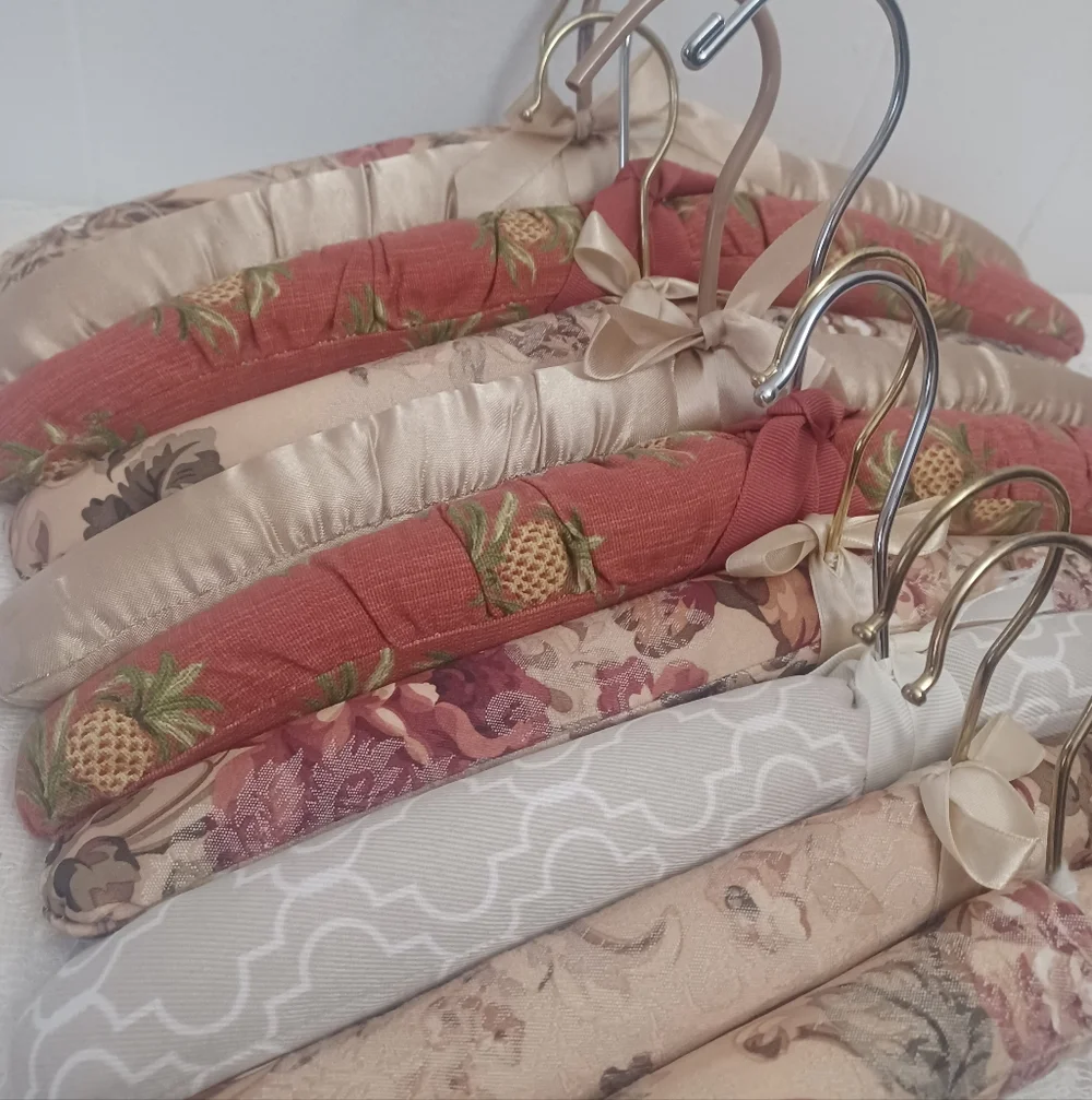 10 Padded Fabric Hangers - Picture 2 of 3